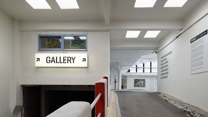Funkcionalistický interiér poskytuje zázemí galerii a osmi ateliérům.