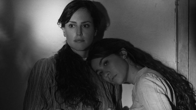 V hlavních rolích účinkují Natalia de Molina a Greta Fernándezová.