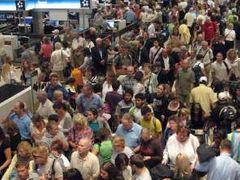 Letiště Heathrow nezvládá davy cestujících, jejichž lety byly odloženy.