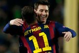 Messi děkuje Neymarovi za gólovou přihrávku. Barcelona po této spolupráci srovnala na 1:1.