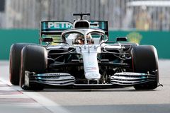 Hamilton ukončil čekání na pole position, vyhrál poslední kvalifikaci sezony