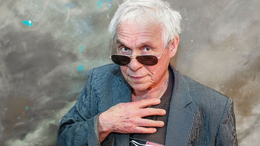 Jan Saudek ve svém ateliéru a bytu.