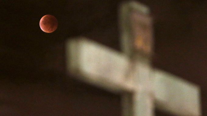 Obyvatelům severní polokoule se v noci na pondělí naskytla příležitost pozorovat úplné zatmění Měsíce a takzvaný superúplněk, při němž měl Měsíc netradiční načervenalou barvu.