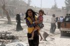 Mohutný exodus ze zničeného Aleppa. Z východní části města uteklo od soboty 10 tisíc lidí