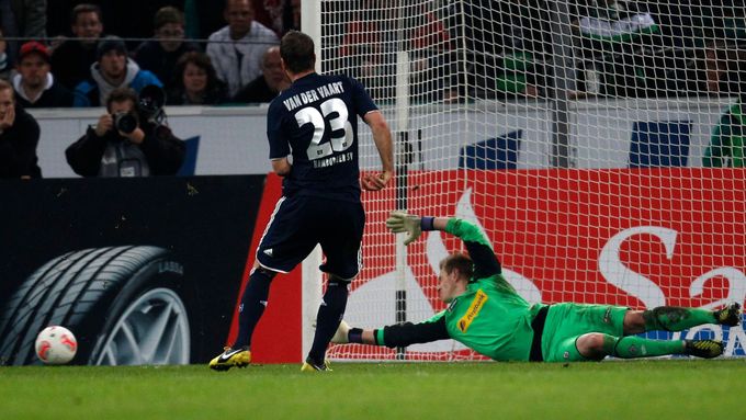 Takto Van der Vaart neproměnil penaltu, před tím se ale blýsknul parádním gólem na 1:0. Podívejte se v našem videu