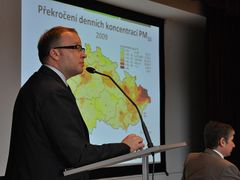 Ministr životního prostředí Tomáš Chalupa z ODS představil na Technické univerzitě v Ostravě svůj akční plán na zlepšení ovzduší v kraji. Součástí plánu jsou také dobrovolné dohody s největšími znečišťovateli