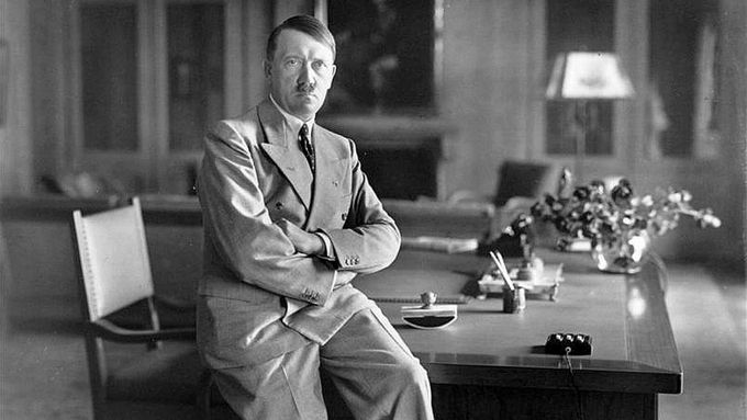 Adolf Hitler na oficiální fotografii z roku 1933.