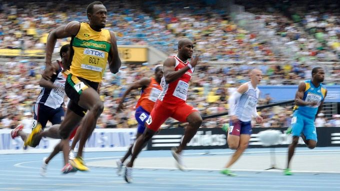 Usain Bolt a kousek za ním také český závodník Pavel Maslák