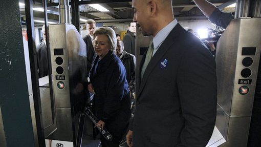Hillary Clintonová vstupuje do newyorského metra
