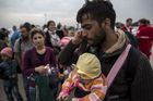 První uprchlíci přijatí podle kvót už jsou v Česku. Čtyřčlenná rodina ze Sýrie čeká na azyl