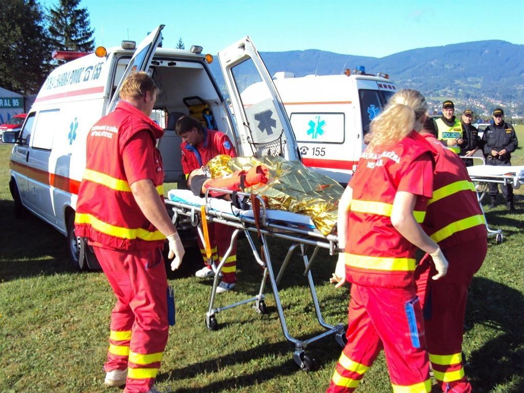 Záchranáři - úraz - zranění - sanitka - záchranná služba