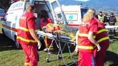 Záchranáři - úraz - zranění - sanitka - záchranná služba