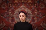 Hasan Torabi: Iránská žena v tradičním oděvu. Kategorie Open - Portraiture.