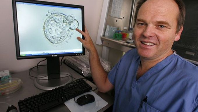Andrew French ukazuje obrázek klonovaného embrya na obrazovce počítače.