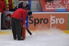 Ostuda v Olomouci kvůli díře v ledu. Třinec začal obhajobu titulu vydřenou výhrou