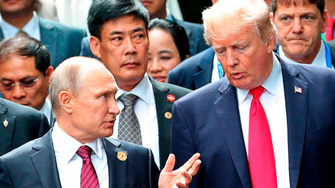 Vladimir Putin a Donald Trump během krátkého setkání ve Vietnamu.