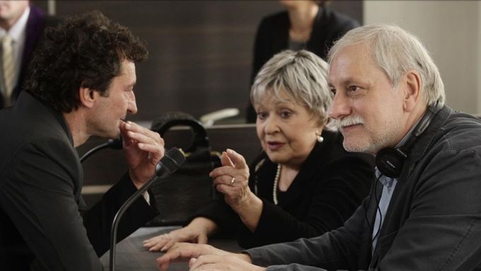 Režisér Zdeněk Zelenka, Jiřina Bohdalová a Ondřej Vetchý během natáčení v soudní síni.