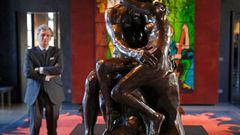 Bronzový odlitek slavné sochy Polibek francouzského sochaře Augusta Rodina.