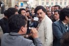 Recenze: Hvězdně obsazený film o kokainovém králi Escobarovi divákům ukazuje jen holý zadek