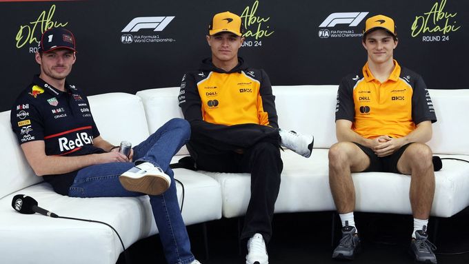 Max Verstappen, Lando Norris a Oscar Piastri před VC Abú Zabí F1 2025