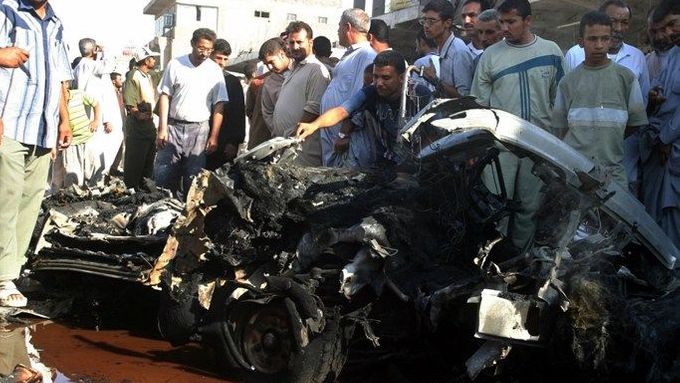 Bomba v Kúfě roztrhala minibus na kousky a zabila desítky lidí