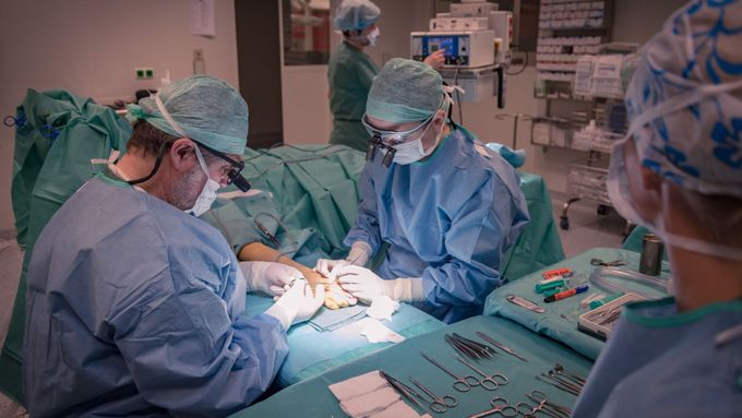 Lékaři z Fakultní nemocnice v Olomouci při operaci.