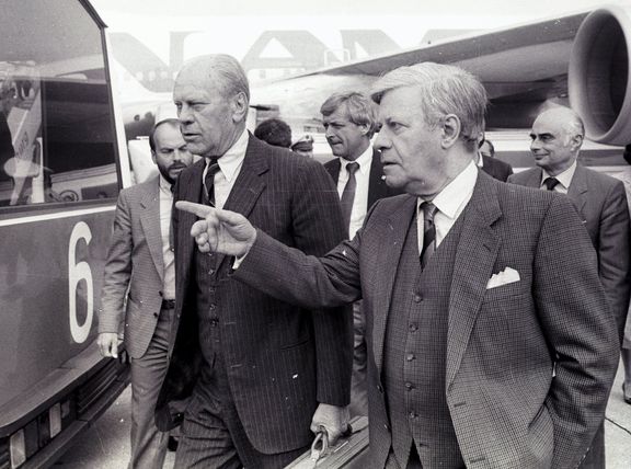 Helmut Schmidt s bývalým americkým prezidentem Geraldem Fordem na letišti v Hamburku, 1985.