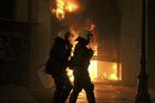 Řecký parlament schválil škrty, v Aténách hořely domy