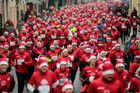 Běžecký závod Santa Clausů v polské Toruni.
