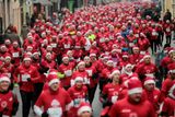 Běžecký závod Santa Clausů v polské Toruni.