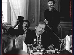 Václav Havel s filmovým štábem (vlevo kameraman Stano Slušný, vpravo režisér Pavel Koutecký)