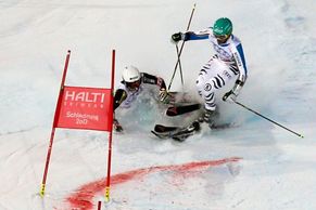 FOTO Srážka lyžařů. Takhle se fauluje v paralelním slalomu