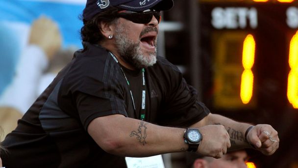 Argentinská fotbalová legenda Diego Maradona fandí Juanu Mónacovi v prvním semifinálovém utkání Davis Cupu 2012 s Čechem Tomášem Berdychem.