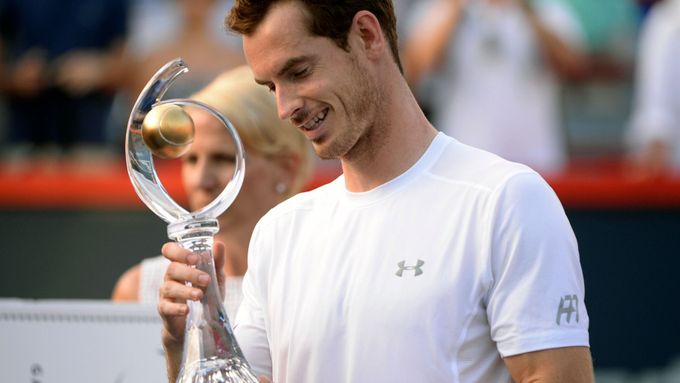 Andy Murray s vítěznou trofejí.