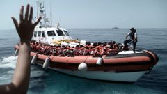 Migranti, které přepravil člun z lodě Aquarius.