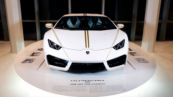 Lamborghini určené původně pro papeže Františka. Teď bude patřit někomu z Česka.