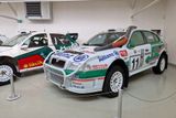 Škoda Octavia WRC byla prvním příspěvkem značky do závodů nejvyšší rallye skupiny WRC a postupně se vypracovala v poměrně spolehlivý automobil, který dokázal bojovat o příčky v první desítvce, byť na vítězství v mistrovství světa nikdy nedosáhla. Toto konkrétně je varianta Evo 3 z roku 2002, navíc v úpravě pro africkou Safari Rallye. Poznat to vedle zvýšené světlé výšky je možné i díky sání, které přivádí čistý vzduch k motoru.