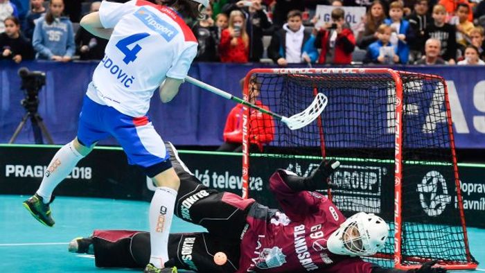 Michal Dudovič ze Slovenska (vlevo) neproměňuje trestné střílení. Vpravo je brankář Lotyšska Janis Salcevics