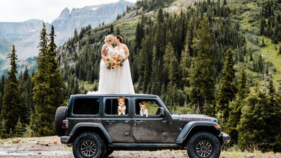 Novomanželé na svahu, v jeskyni či u vodopádu. Svatební snímky, které berou dech