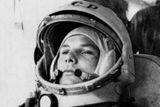 Sovětský kosmonaut Jurij Gagarin, první člověk, který vzlétl do vesmíru. Ke svému letu odstartoval 12. dubna 1961. V kosmické lodi Vostok 1 obletěl Zemi a po 108 minutách přistál. Pro východní blok se stal hrdinou, jenž v závodech o vesmír předběhl USA.