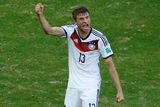 THOMAS MÜLLER. Zástupce Německa a zároveň Bayernu doplňuje ofenzivní záložník Thomas Müller, druhý nejlepší střelec světového mistrovství. Za mnichovský velkoklub se letos trefil celkem 26krát.