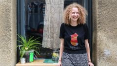 Rozdávat jídlo a peníze nestačí. Žižkovský second hand lidi bez domova rovnou zaměstnává