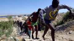 Skupina migrantů, zachráněných po převrácení člunu nedaleko libyjského Tripolisu.