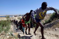 Odpůrci imigrace vyplouvají s lodí na Středozemní moře. Běžence chtějí sami vracet do Afriky
