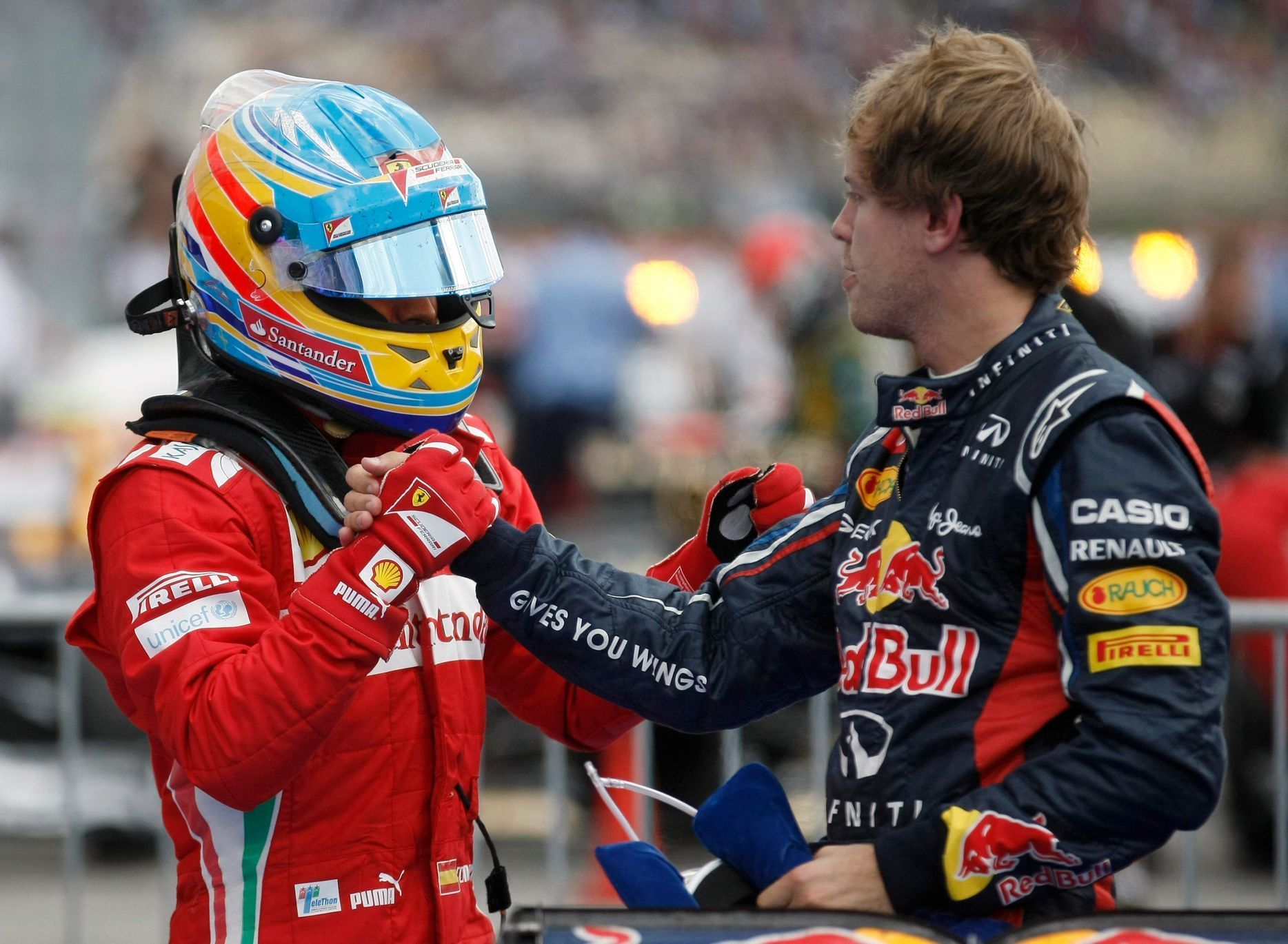 VC Německa: Sebastian Vettel gratuluje Fernandu Alonsovi