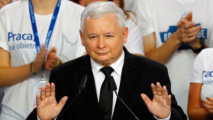 Jaroslaw Kaczynski řídí Polsko zezadu, přes premiérku Beatu Szydlovou. Manévruje proti Evropské unii.