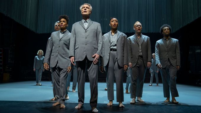 Na snímku ze show American Utopia je v popředí David Byrne.