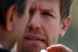 Zasmušily Sebastian Vettel asi dostává od vedení Red Bullu další "kapky"...