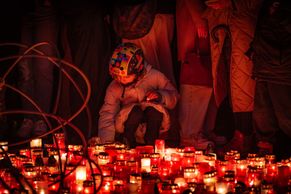 Svátek 17. listopadu na fotkách. Svíčky, "kočkoholka Okamura", protesty i potlesk