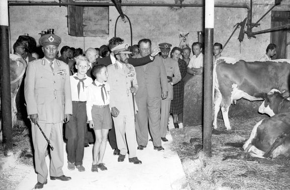 Etiopský císař Haile Selassie roku 1959 na návštěvě Československa. Snímek jej zachycuje při prohlídce družstevního hospodářství v JZD Chýně.